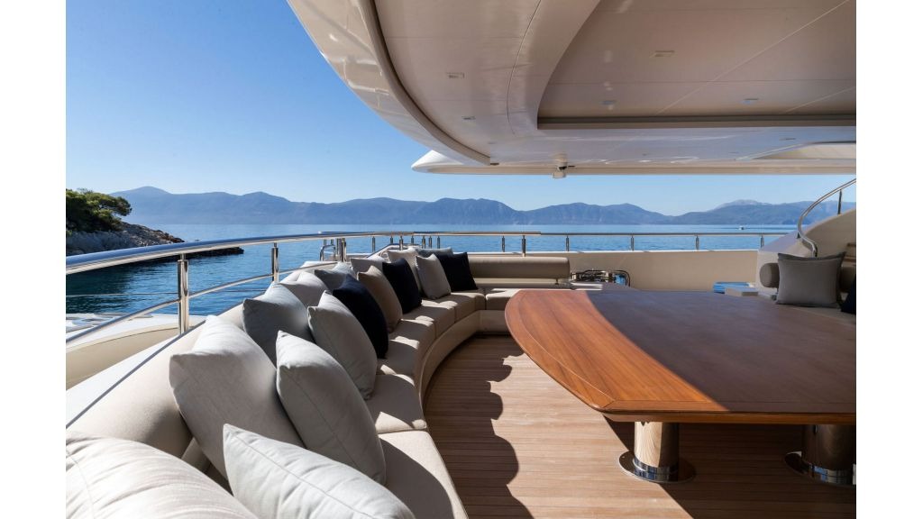 imgi_105_optasia-mega-yacht-38-1024-576