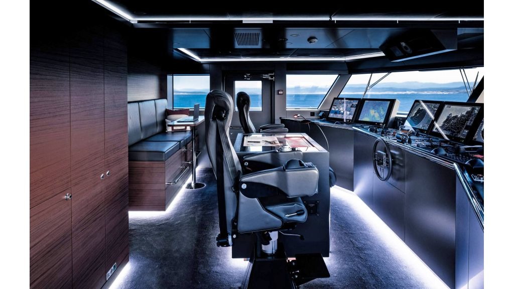 imgi_31_bold-motor-yacht-61-1024-576