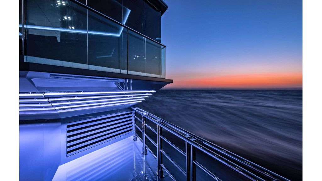 imgi_58_bold-motor-yacht-103-1024-576