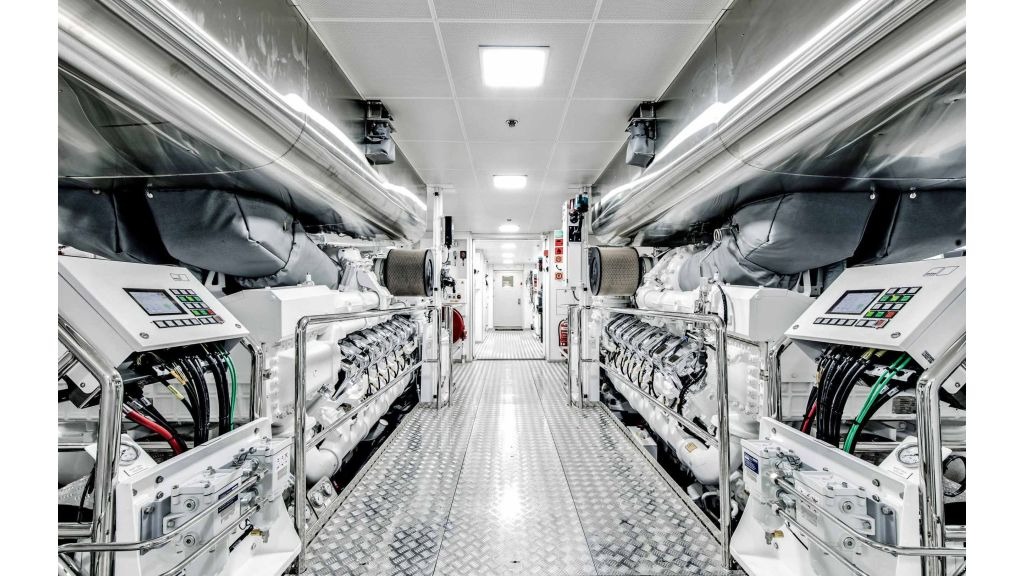 imgi_87_bold-motor-yacht-22-1024-576