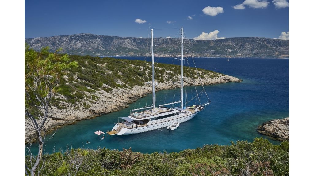 1-lady-gita-32-1024-576