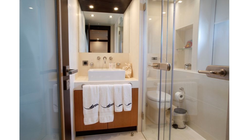 1299083263_guest_cabin_bathroom-1024-576