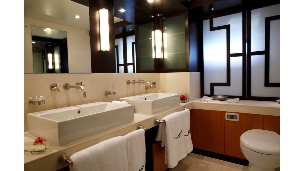 1299083312_vip_cabin_fw_bathroom-1024-576