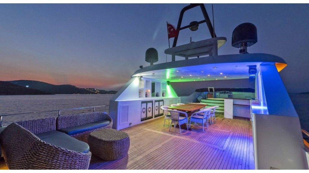 alkonost-motor-yacht-4-1024-576