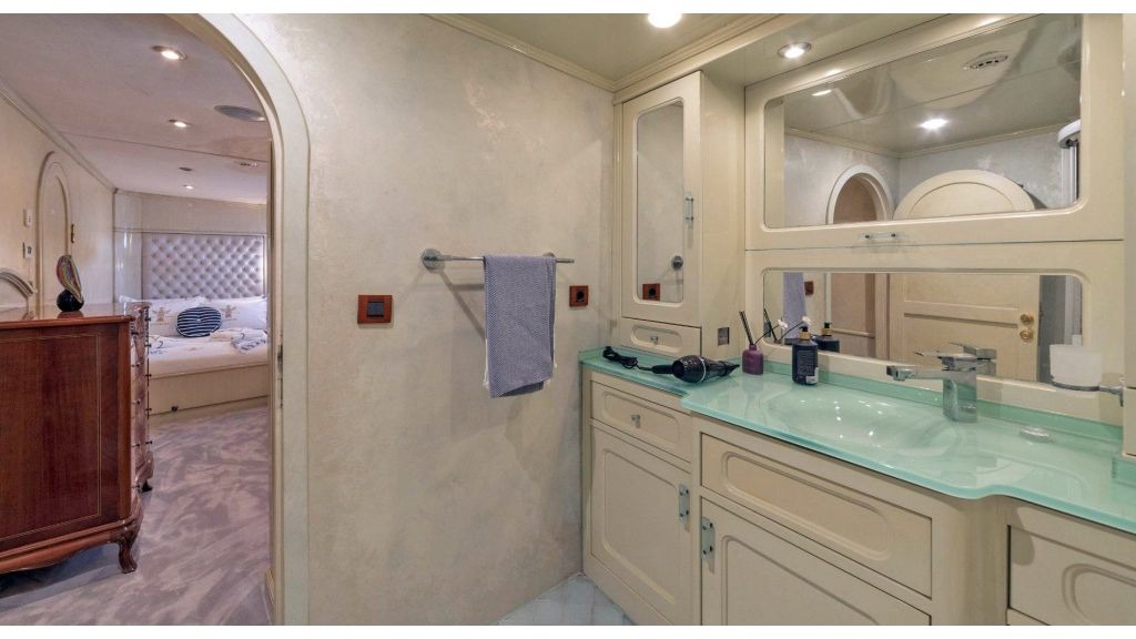 alkonost-motor-yacht-8-1024-576