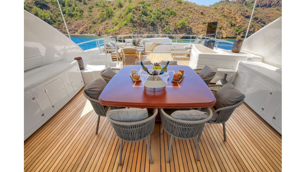 ariela-luxury-motor-yacht-39-1024-576