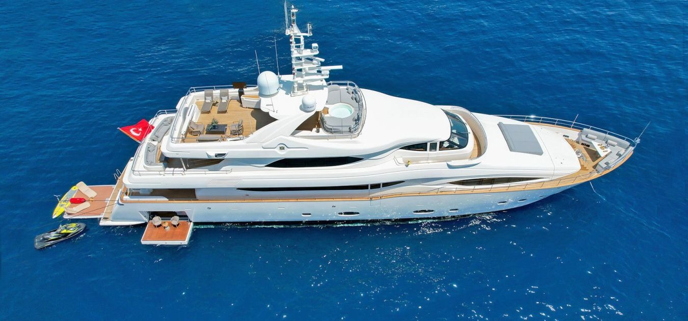 ariela-luxury-motor-yacht-master-1-1350-630