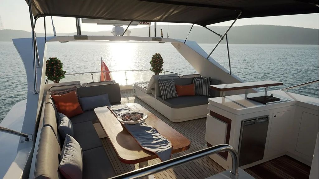 ayem-motor-yacht-002-1024-576