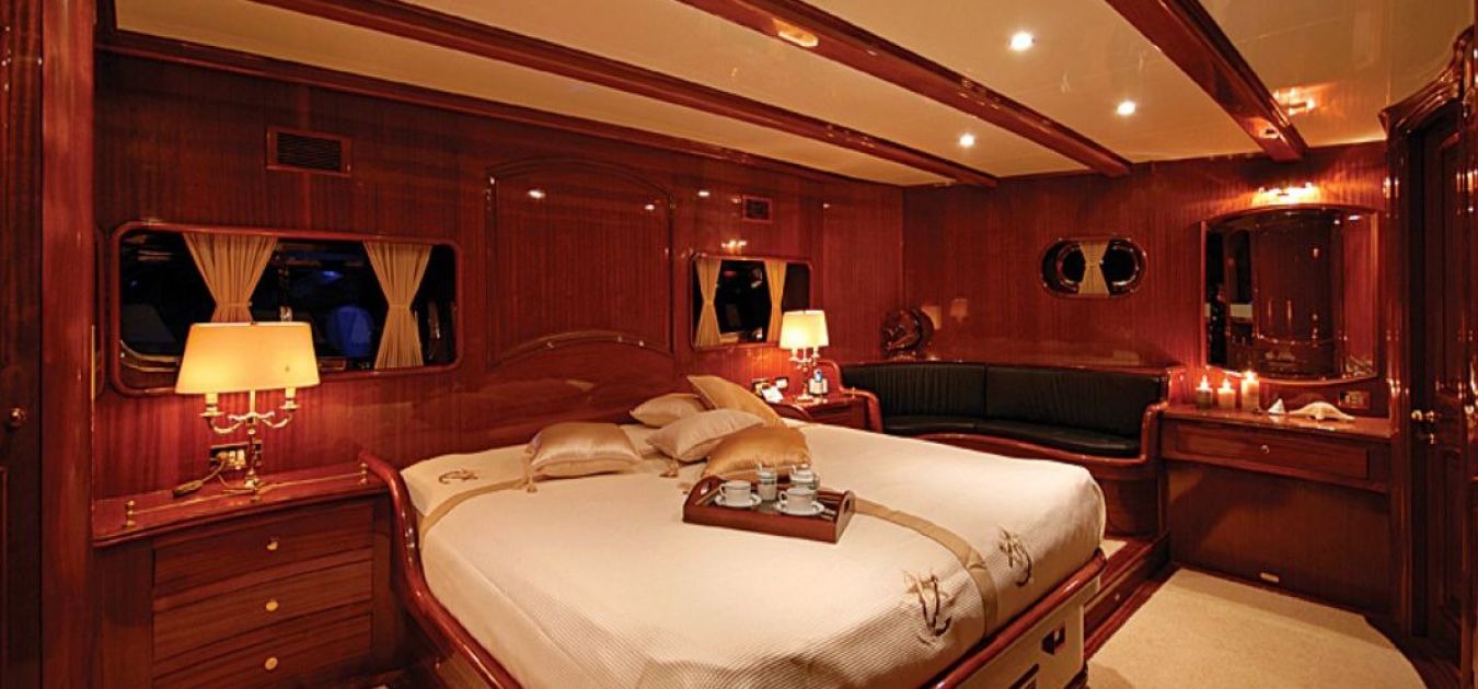 blue-eyes-luxury-motor-sailor-master-1350-630