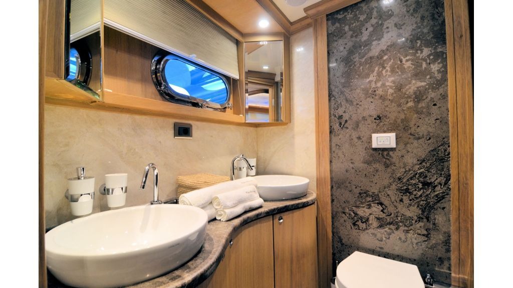 blue-heaven-aft-master-bath-room-1024-576