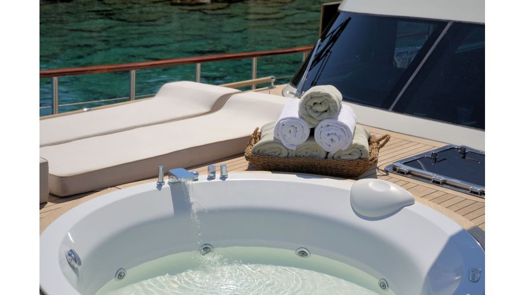 blue-heaven-deck-jacuzzi-1024-576