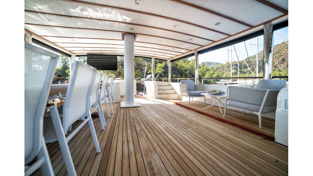 caustic-yacht-10-1024-576