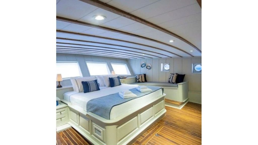 caustic-yacht-17-1024-576