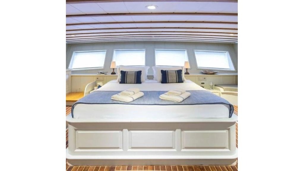 caustic-yacht-18-1024-576