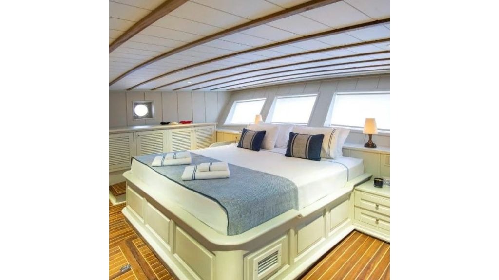 caustic-yacht-19-1024-576