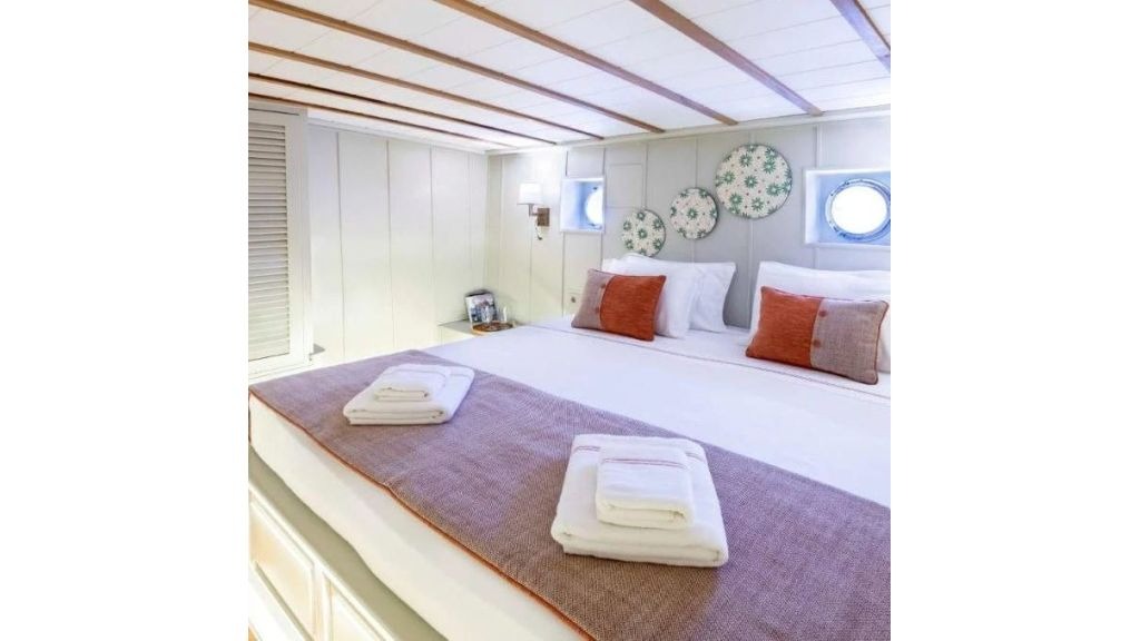 caustic-yacht-21-1024-576