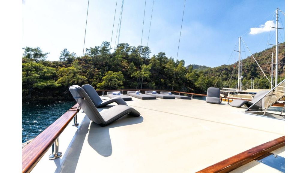 caustic-yacht-8-1024-576