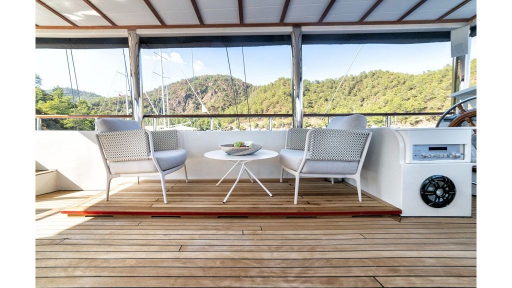 caustic-yacht-9-1024-576