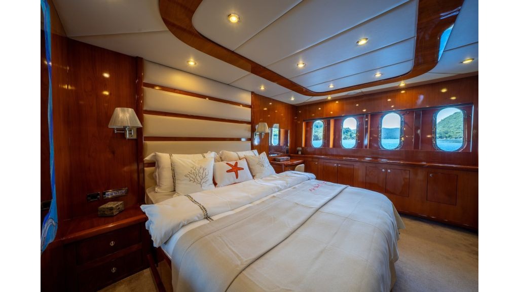 coral-yacht-247-1024-576