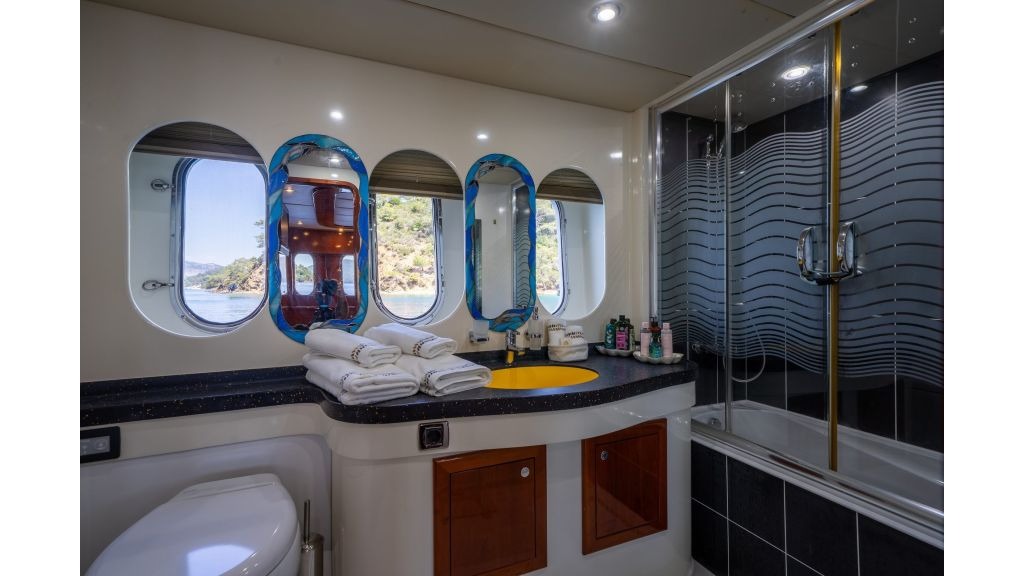 coral-yacht-248-1024-576