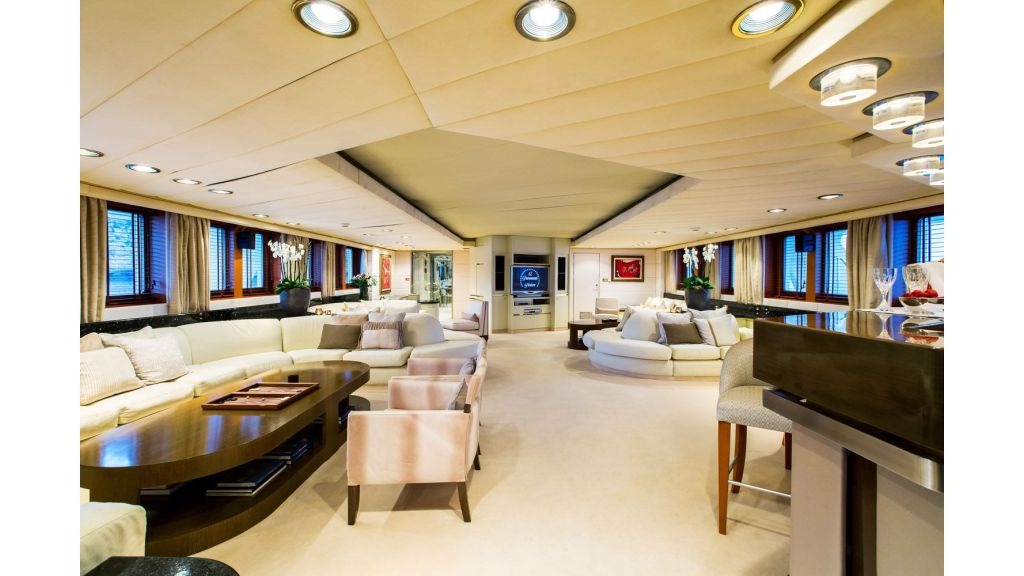 esmeralda-motoryacht-7-master-1024-576