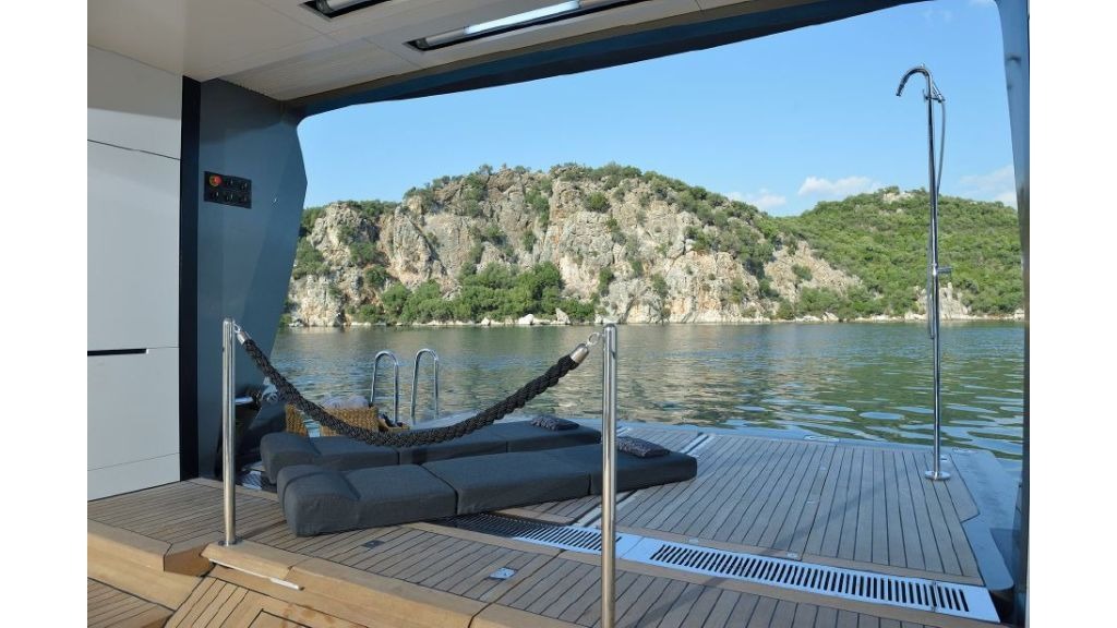 fx-motor-yacht-10-1024-576