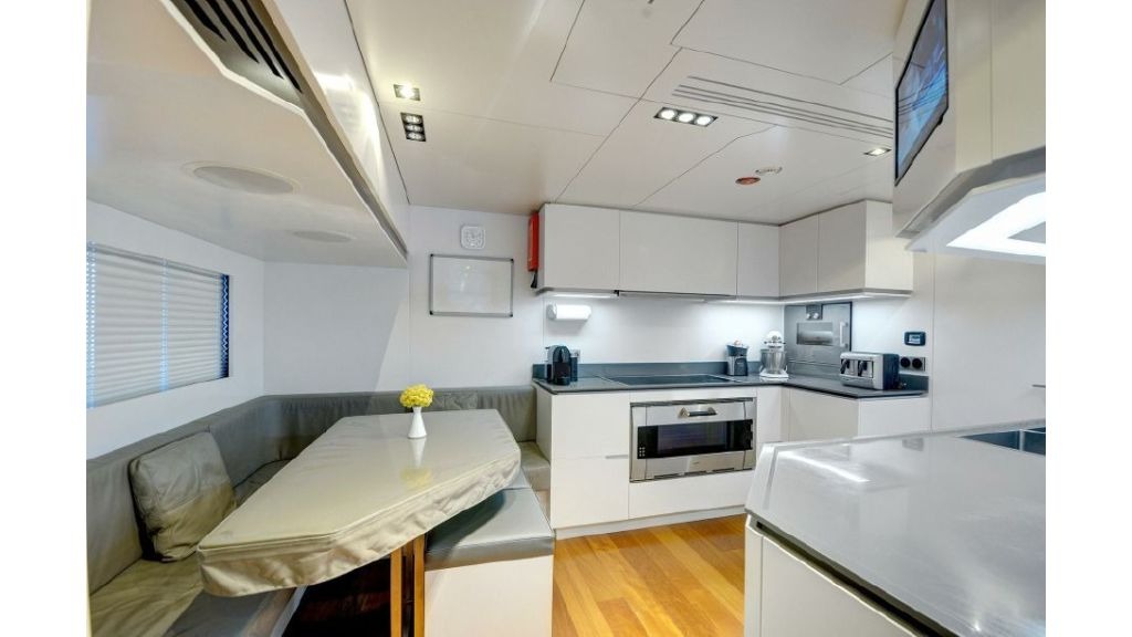 fx-motor-yacht-12-1024-576