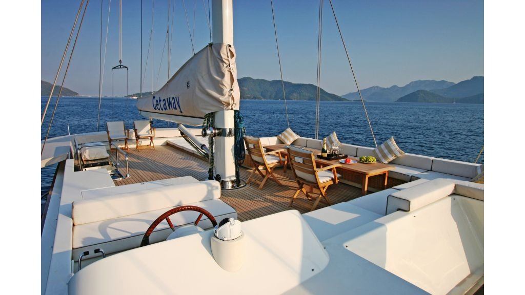 getaway-luxury-sailing-yacht-14-1024-576