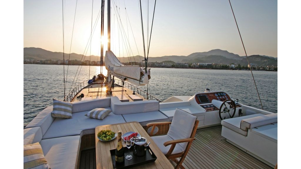 getaway-luxury-sailing-yacht-15-1024-576