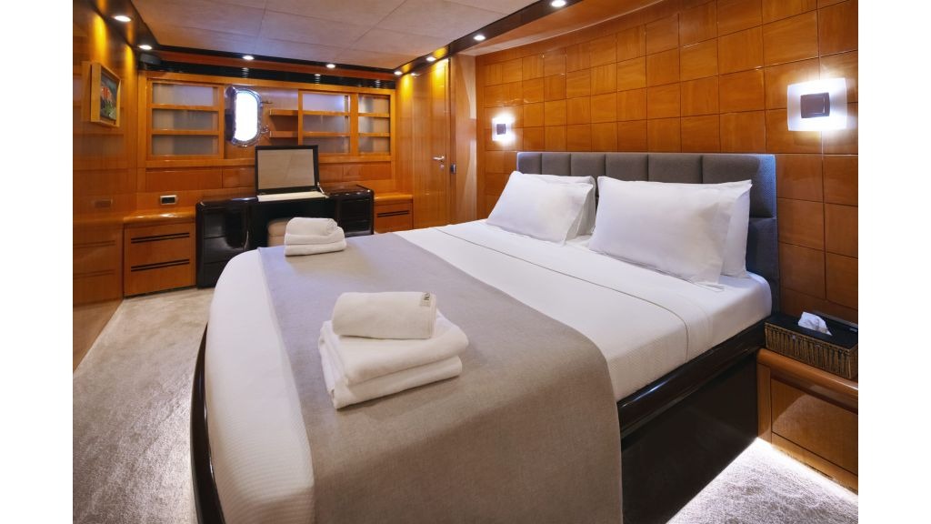 go-motor-yacht-for-charter-34-1024-576