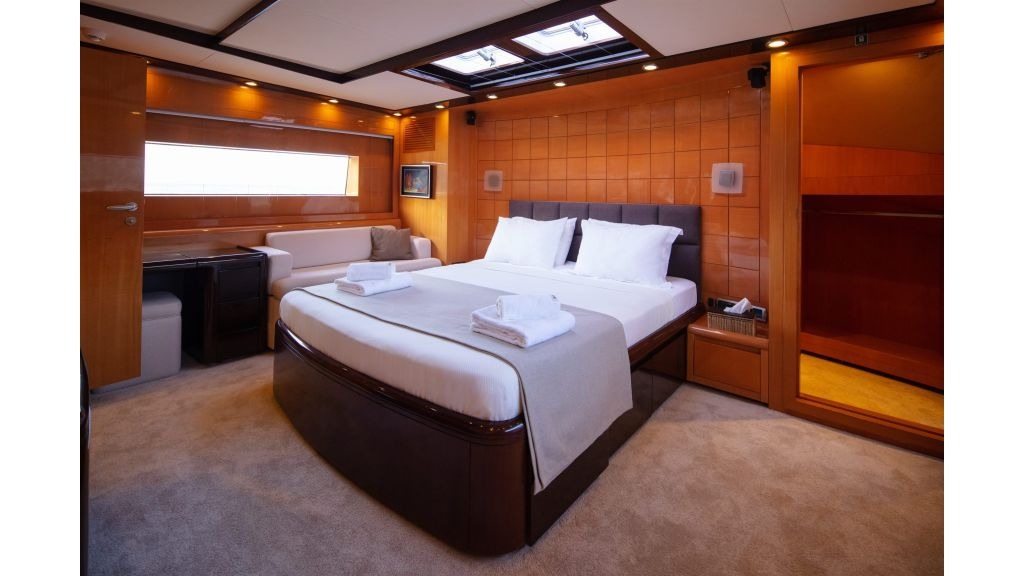 go-motor-yacht-for-charter-46-1024-576
