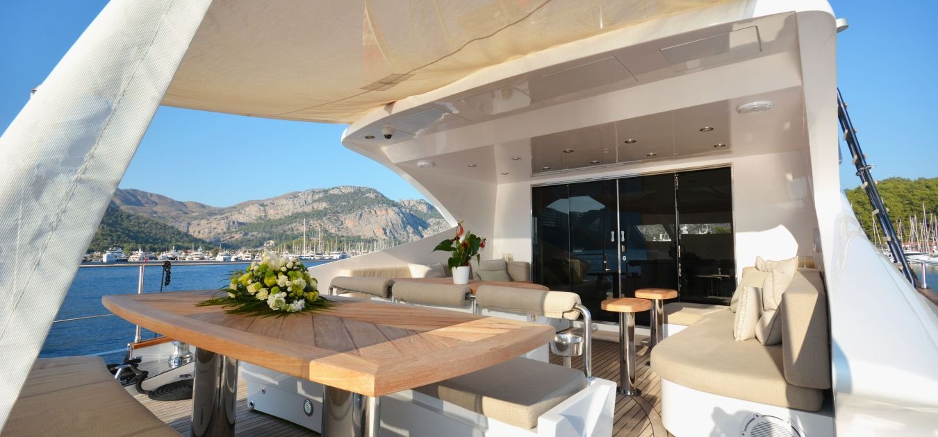 goldfinger-motor-yacht-aft-deck-2-master-4-1350-630