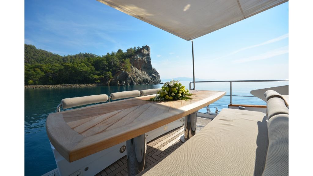 goldfinger-motor-yacht-aft-deck-9-1024-576