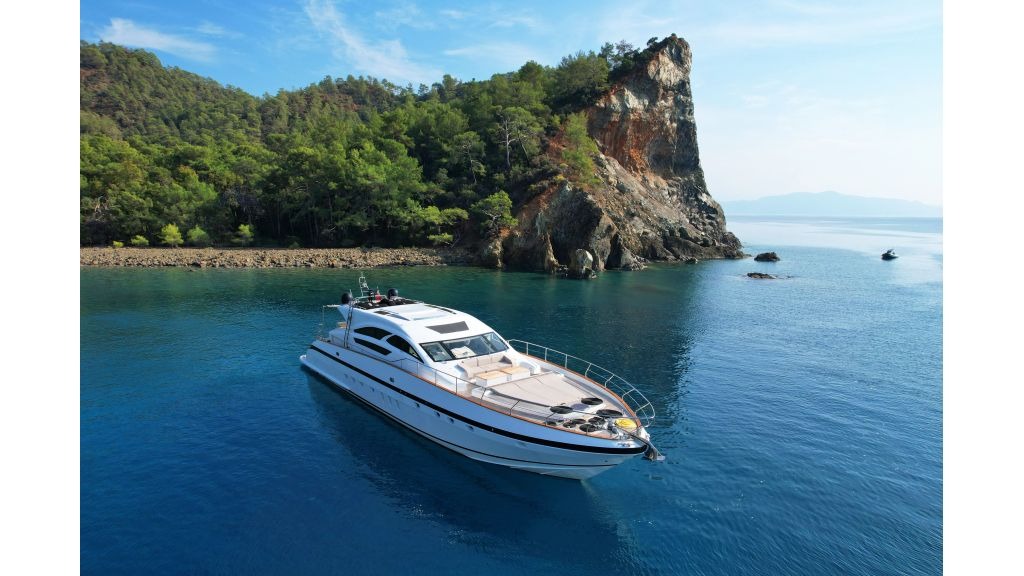 goldfinger-motor-yacht-drone-11-1024-576