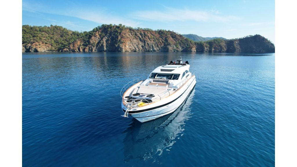 goldfinger-motor-yacht-drone-4-1024-576