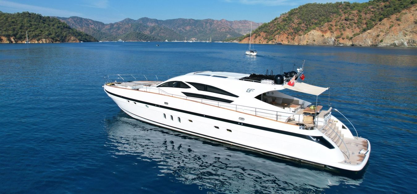 goldfinger-motor-yacht-drone-6-master-3-1350-630