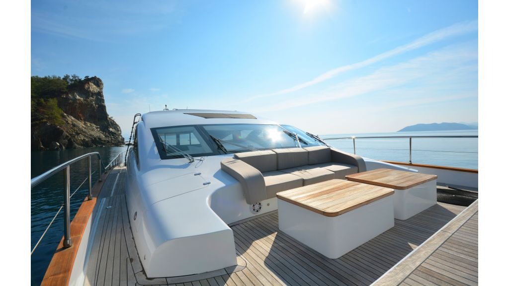 goldfinger-motor-yacht-front-deck-2-1024-576