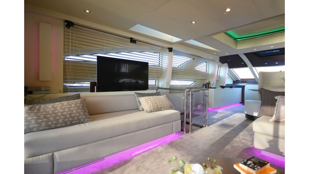 goldfinger-motor-yacht-saloon-3-1024-576