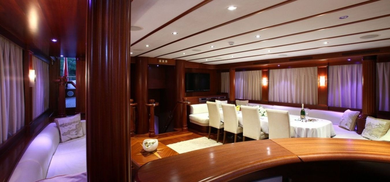 kaya-guneri-v-luxury-gulet-master-1350-630