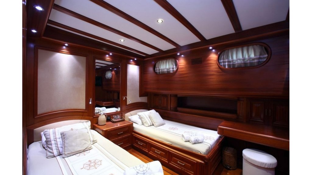 kaya-guneri-v-luxury-yacht-15-1024-576