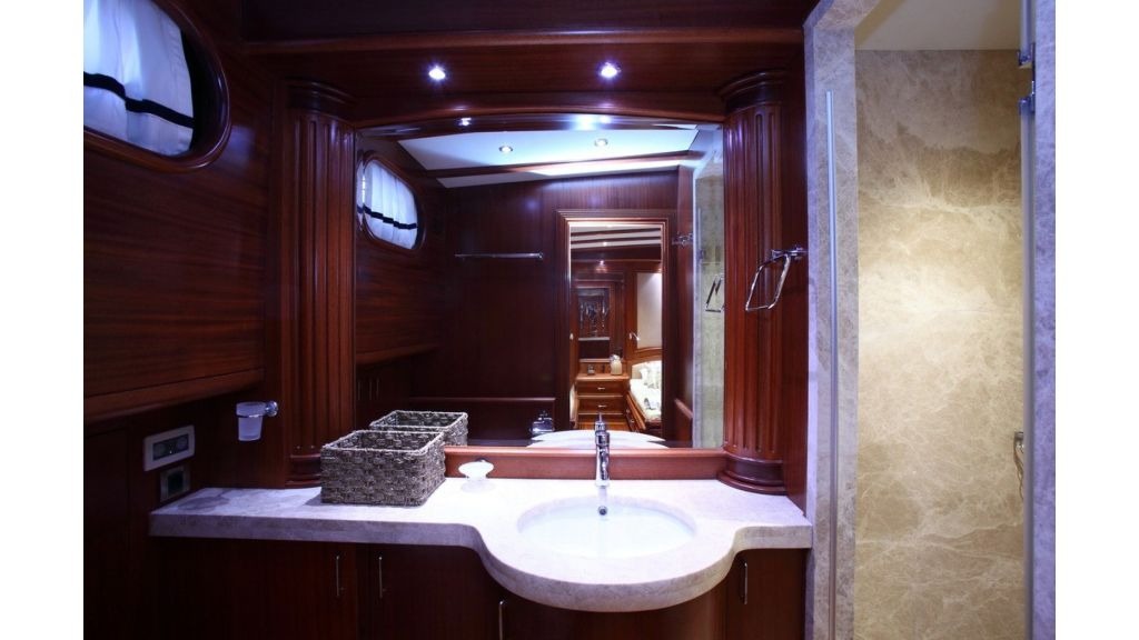 kaya-guneri-v-luxury-yacht-21-1024-576