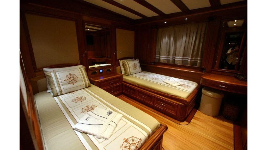 kaya-guneri-v-luxury-yacht-7-1024-576