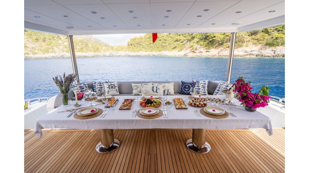 lavin-motor-yacht-007-lavin-1024-576