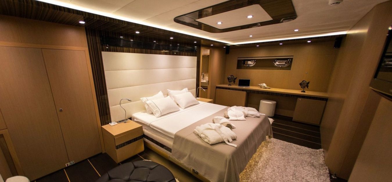 le-pietre-luxury-4-cabins-gulet-master-1350-630
