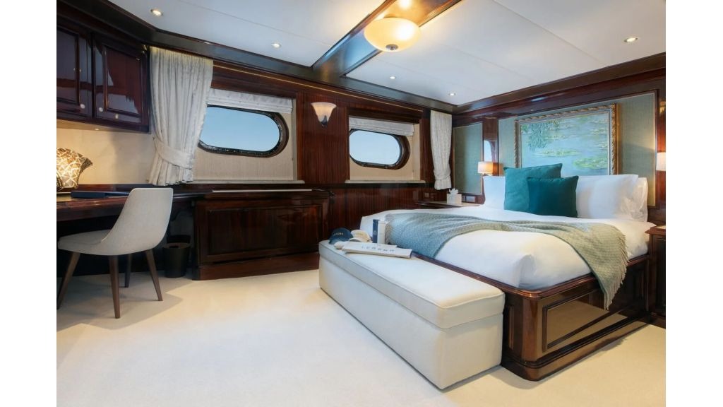 legend-yacht-025-1024-576