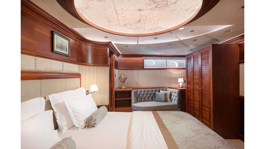 lg-bow-master-cabin-no-1-2-1024-576