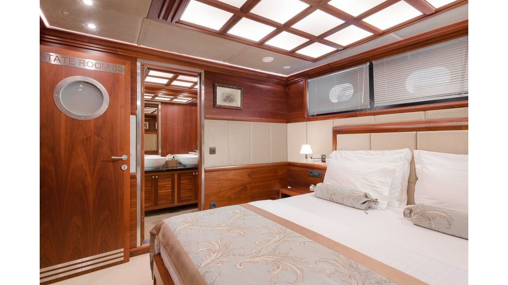 lg-double-bed-cabin-no-2-and-3-1024-576