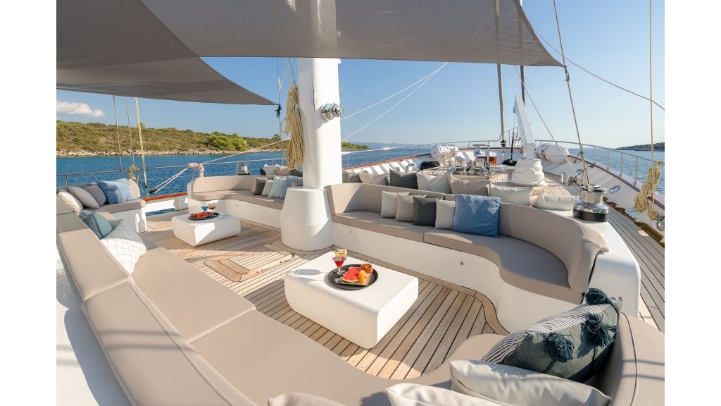 lg-main-deck-bow-area-4-1024-576