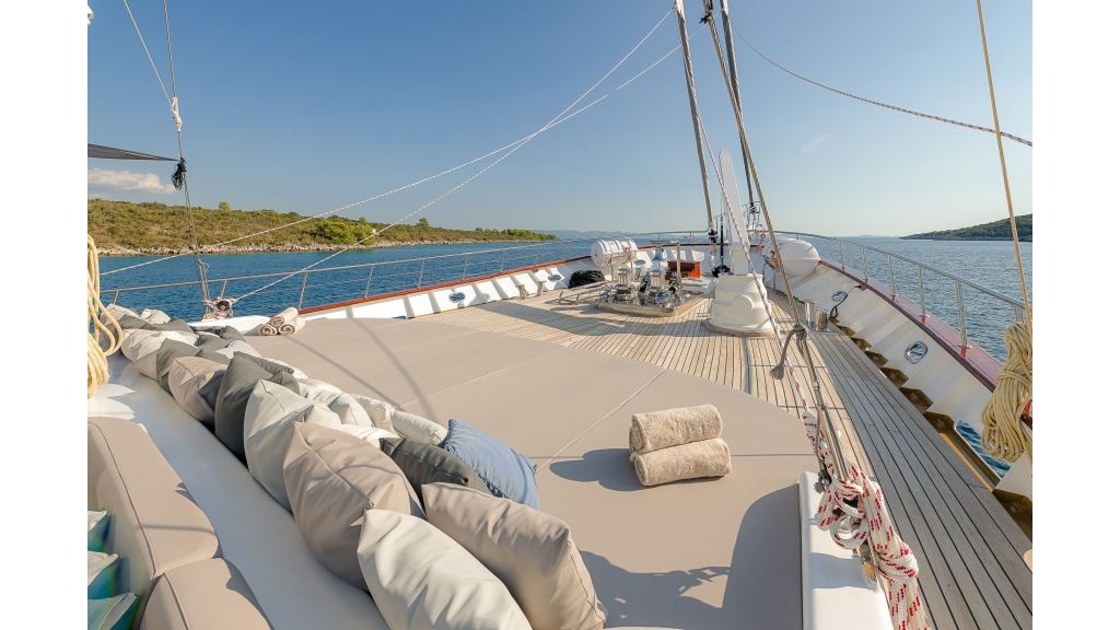 lg-main-deck-bow-area-5-1024-576