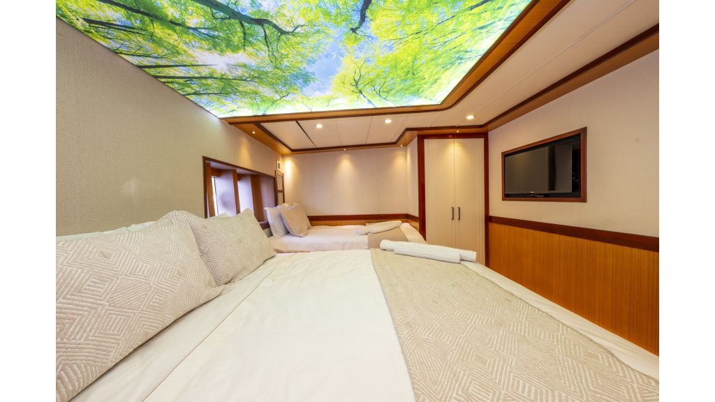 lila-trawler-5102-1024-576